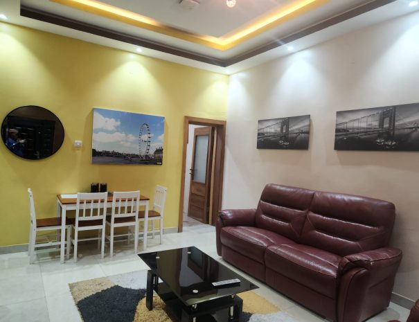 Deluxe Yellow Sitting Room